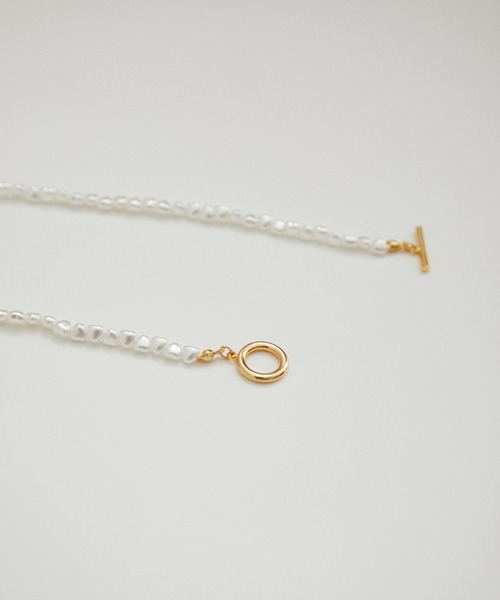 ADAM ET ROPE'(アダムエロペ)の「【LES BIJOUX】ニュアンスパールチョーカー(ネックレス・レディース・ホワイト系その他2・FREE)」の1枚目の写真
