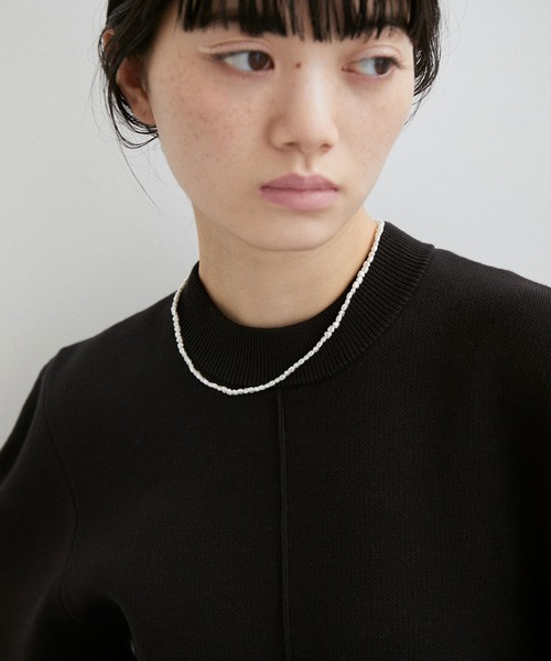 ADAM ET ROPE'(アダムエロペ)の「【LES BIJOUX】ニュアンスパールチョーカー(ネックレス・レディース・ホワイト系その他2・FREE)」の3枚目の写真
