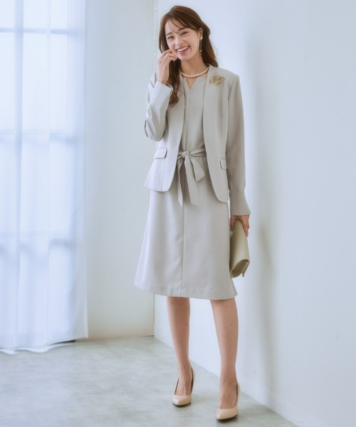 7days Life Styling（セブンデイズライフスタイリング）の「【販売終了】ドビー素材セットアップアンサンブルスーツ（ノーカラージャケット＋共リボン付キーネックワンピース）（スーツセット・レディース・ブラック/ネイビー/グレイッシュベージュ・M/3L/L/S/LL）」の4枚目の写真