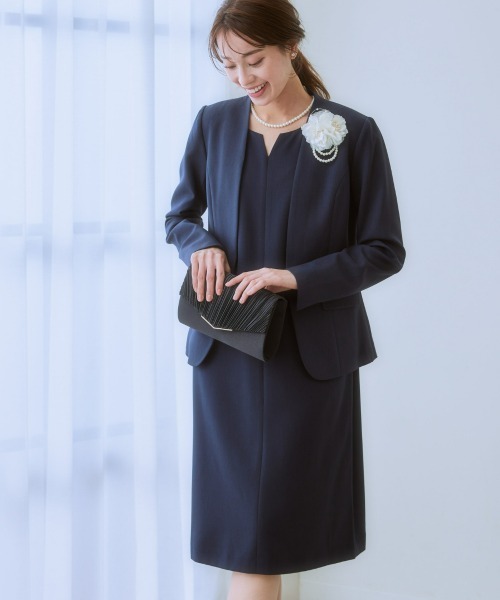 7days Life Styling（セブンデイズライフスタイリング）の「【販売終了】ドビー素材セットアップアンサンブルスーツ（ノーカラージャケット＋共リボン付キーネックワンピース）（スーツセット・レディース・ブラック/ネイビー/グレイッシュベージュ・M/3L/L/S/LL）」の5枚目の写真