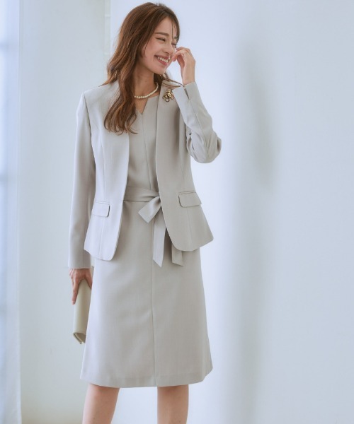 7days Life Styling（セブンデイズライフスタイリング）の「【販売終了】ドビー素材セットアップアンサンブルスーツ（ノーカラージャケット＋共リボン付キーネックワンピース）（スーツセット・レディース・ブラック/ネイビー/グレイッシュベージュ・M/3L/L/S/LL）」の6枚目の写真