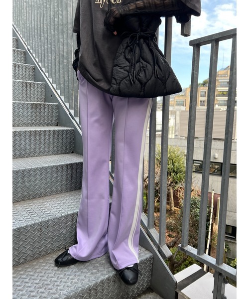 WC（ダブル シー）の「ラインフレアジャージパンツ（スウェットパンツ・レディース・ピンク/ブラック/グリーン/ライトパープル・FREE）」の3枚目の写真