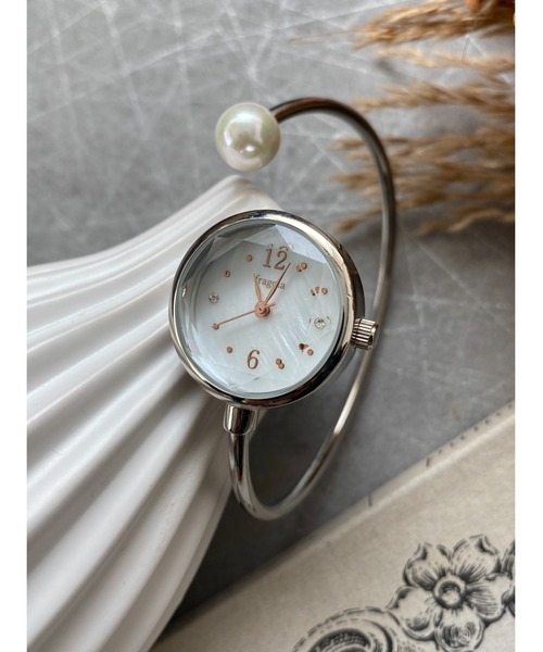 Three Four Time（ｽﾘｰﾌｫｰﾀｲﾑ）の「ツイストバングルウォッチ　/　時計（アナログ腕時計・レディース・シルバー/ピンクゴールド・FREE）」の12枚目の写真