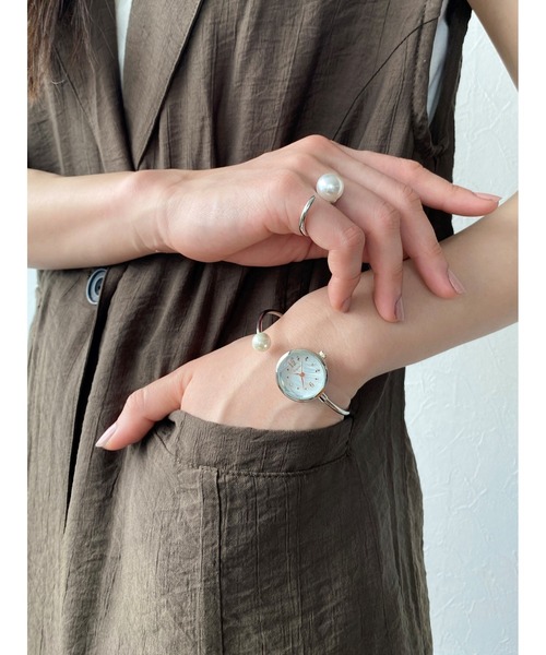 Three Four Time（ｽﾘｰﾌｫｰﾀｲﾑ）の「ツイストバングルウォッチ　/　時計（アナログ腕時計・レディース・シルバー/ピンクゴールド・FREE）」の6枚目の写真