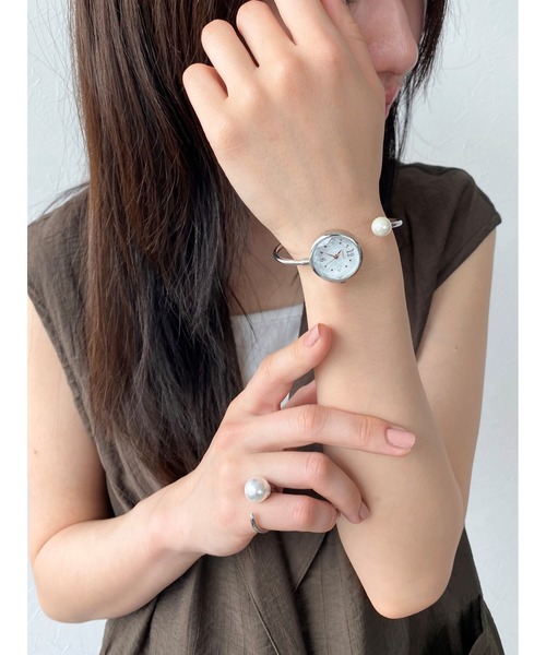 Three Four Time（ｽﾘｰﾌｫｰﾀｲﾑ）の「ツイストバングルウォッチ　/　時計（アナログ腕時計・レディース・シルバー/ピンクゴールド・FREE）」の7枚目の写真