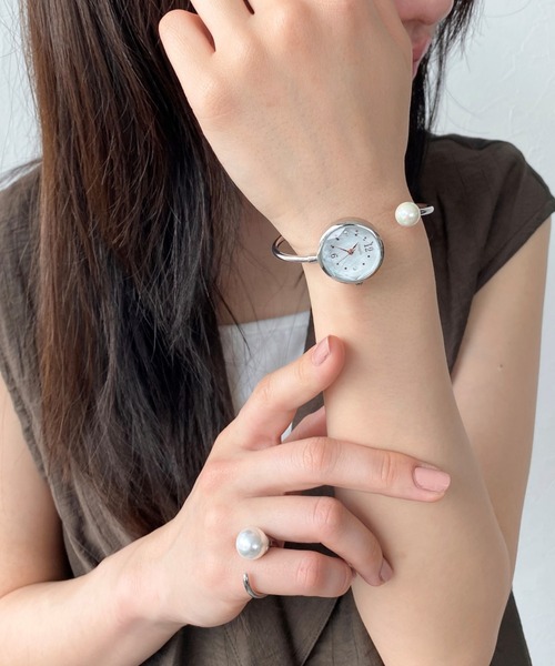 Three Four Time（ｽﾘｰﾌｫｰﾀｲﾑ）の「ツイストバングルウォッチ　/　時計（アナログ腕時計・レディース・シルバー/ピンクゴールド・FREE）」の22枚目の写真