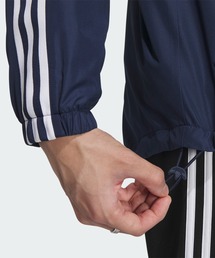 adidas（アディダス）の「アディカラー ウインドブレーカー