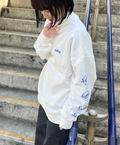 SPALDING（スポルディング）の「【 SPALDING / スポルディング 】オーバーサイズド タートルネック スウェットシャツ  BIGSIZE TURTLENECK SWEATSHIRTS（スウェット・メンズ・ホワイト/ブラック・X-LARGE/LARGE/MEDIUM/SMALL）」の2枚目の写真