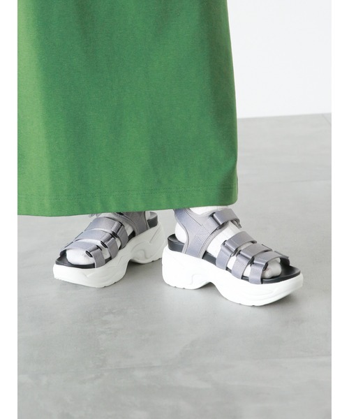 ehka sopo(エヘカソポ)の「ボリュームスポーツサンダル(サンダル・レディース・ブラック/グレー/ベージュ・LARGE/MEDIUM)」の2枚目の写真