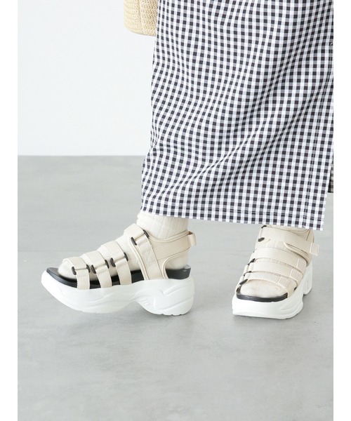 ehka sopo(エヘカソポ)の「ボリュームスポーツサンダル(サンダル・レディース・ブラック/グレー/ベージュ・LARGE/MEDIUM)」の11枚目の写真