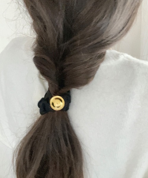 LAUIR(ラウアー)の「ゴールドヘアゴム(ヘアゴム・レディース・ブラック・FREE)」の2枚目の写真