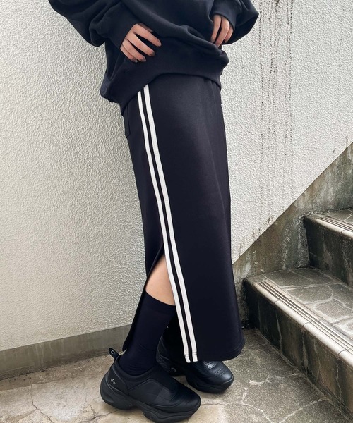 CONVERSE(コンバース)の「【 CONVERSE / コンバース 】 サイドスリット ライン カルゼタイトスカート MNY 2487-4452(スカート・レディース・ブラック・MEDIUM/LARGE)」の1枚目の写真