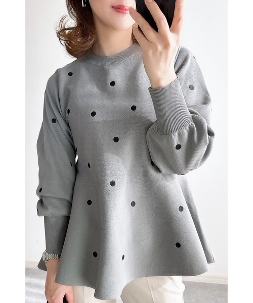 新品タグ付き✨CADUNE カデュネ ドット刺繍ペプラムニットプルオーバー CADUNE（カデュネ）の「ドット刺しゅうペプラムニット（ニット