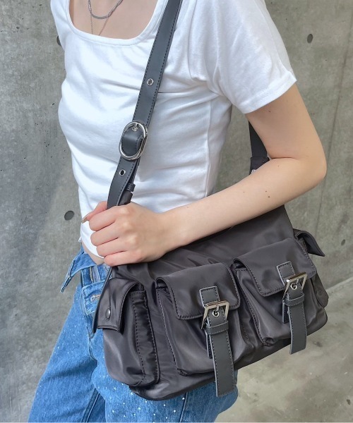 PAGEBOY(ページボーイ)の「ハトメダブルポケットBAG(ショルダーバッグ・レディース・ブラック/カーキ/グレー・FREE)」の3枚目の写真