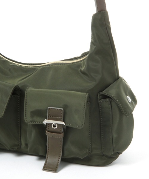 PAGEBOY(ページボーイ)の「ハトメダブルポケットBAG(ショルダーバッグ・レディース・ブラック/カーキ/グレー・FREE)」の4枚目の写真