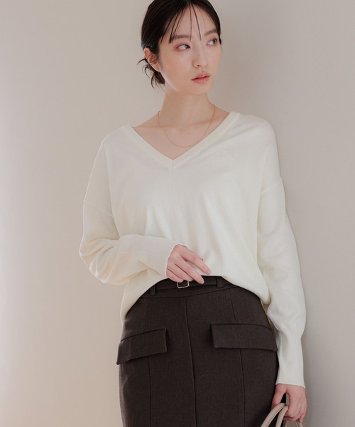 Andemiu(アンデミュウ)の「【WEB限定】ディープVネックニット110749(ニット/セーター・レディース・ブラック/アイボリー/グリーン/ブルー/グレー・FREE)」の10枚目の写真