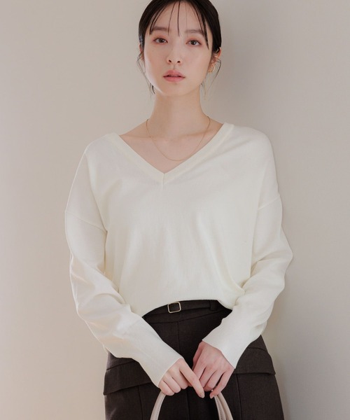 Andemiu(アンデミュウ)の「【WEB限定】ディープVネックニット110749(ニット/セーター・レディース・ブラック/アイボリー/グリーン/ブルー/グレー・FREE)」の11枚目の写真