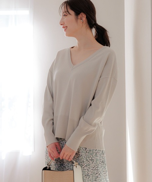 Andemiu(アンデミュウ)の「【WEB限定】ディープVネックニット110749(ニット/セーター・レディース・ブラック/アイボリー/グリーン/ブルー/グレー・FREE)」の16枚目の写真