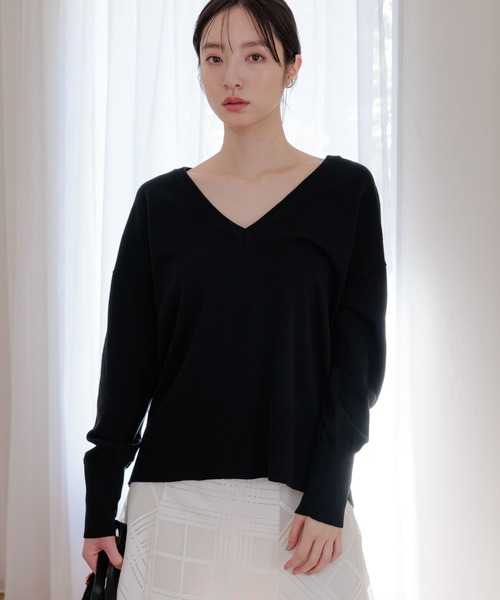 Andemiu(アンデミュウ)の「【WEB限定】ディープVネックニット110749(ニット/セーター・レディース・ブラック/アイボリー/グリーン/ブルー/グレー・FREE)」の13枚目の写真