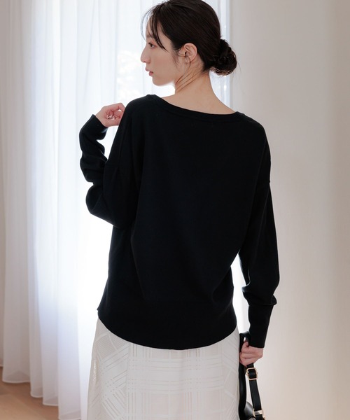 Andemiu(アンデミュウ)の「【WEB限定】ディープVネックニット110749(ニット/セーター・レディース・ブラック/アイボリー/グリーン/ブルー/グレー・FREE)」の12枚目の写真