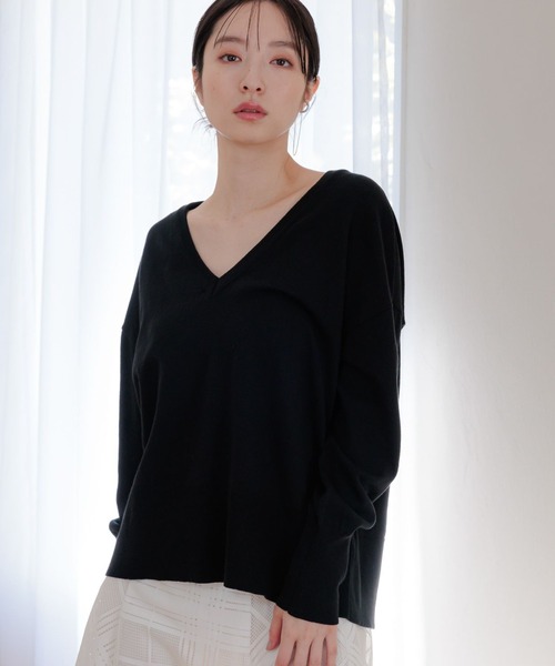 Andemiu(アンデミュウ)の「【WEB限定】ディープVネックニット110749(ニット/セーター・レディース・ブラック/アイボリー/グリーン/ブルー/グレー・FREE)」の7枚目の写真