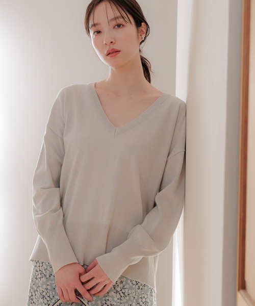 Andemiu(アンデミュウ)の「【WEB限定】ディープVネックニット110749(ニット/セーター・レディース・ブラック/アイボリー/グリーン/ブルー/グレー・FREE)」の8枚目の写真