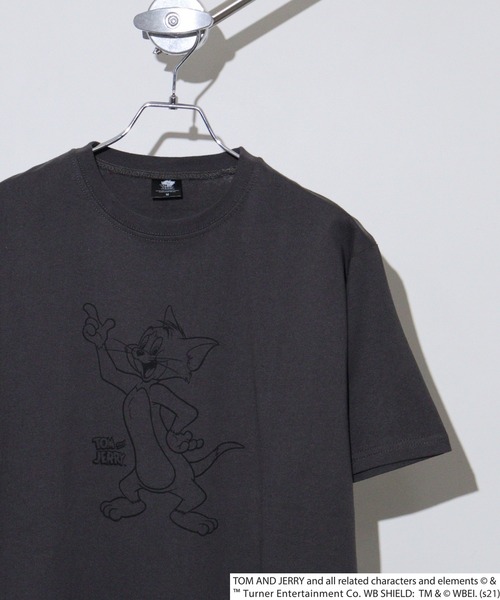 Tom&Jerry(トムアンドジェリー)の「トムとジェリープリント柄 オーバーサイズ半袖Tシャツ(Tシャツ/カットソー・メンズ・ベージュ/ミント/モカ/ラベンダー/チャコール/ブラウン系/パープル系/ライトグリーン系/ベージュ系/オフホワイト/チャコールグレー/ホワイト系・M/L/XL)」の4枚目の写真
