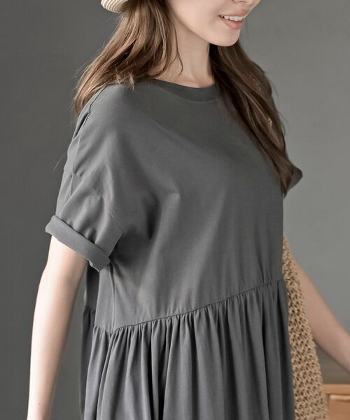 rps(アールピーエス)の「ウエストギャザーフレアーカットワンピース(ワンピース・レディース・ブラック/ブルー/チャコールグレー・M/フリー)」の5枚目の写真