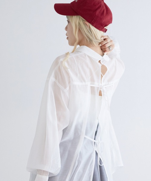 w closet（ダブルクローゼット）の「シアー後ろリボンロングシャツ
