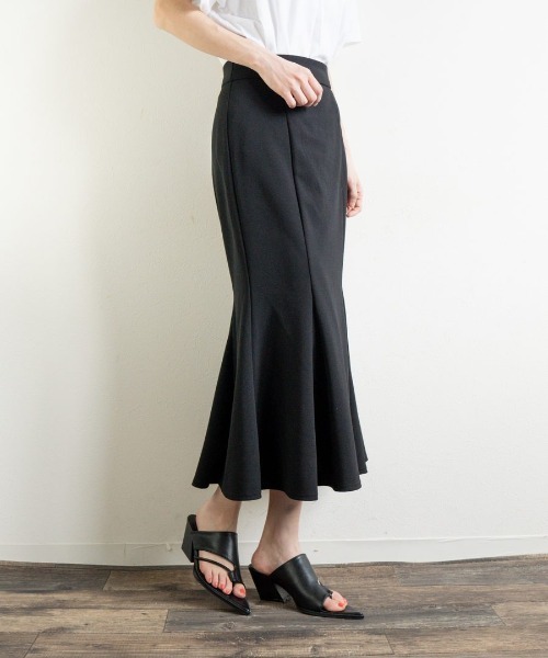 Fabby fabby(ファビィーファビィー)の「ポインテッドトングサンダル(サンダル・レディース・オフホワイト/ブラック/シルバー/シルバー系その他・SMALL/MEDIUM/LARGE)」の13枚目の写真