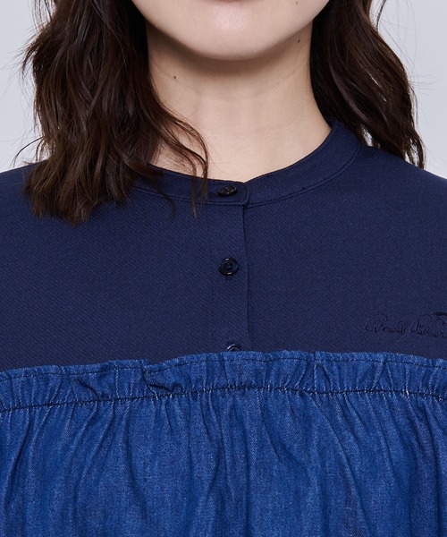 Arnold Palmer（アーノルドパーマー）の「フリル ヨークドッキング プルオーバー（シャツ/ブラウス・レディース・ブラック/アイボリー/ネイビー・L/M/S）」の4枚目の写真