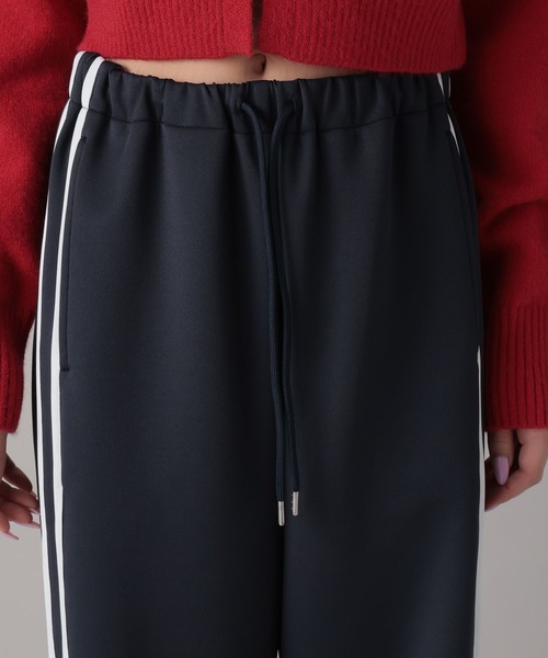 FOREVER 21(フォーエバー トゥエンティーワン)の「【2024FW】トラックワイドパンツ(その他パンツ・レディース・ネイビー/レッド・SMALL/MEDIUM)」の20枚目の写真