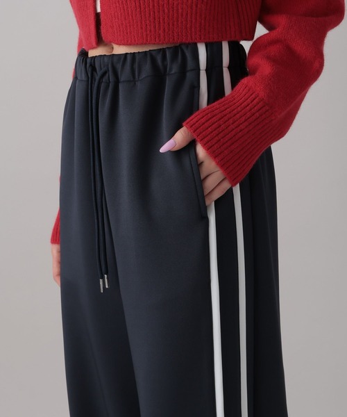 FOREVER 21(フォーエバー トゥエンティーワン)の「【2024FW】トラックワイドパンツ(その他パンツ・レディース・ネイビー/レッド・SMALL/MEDIUM)」の22枚目の写真