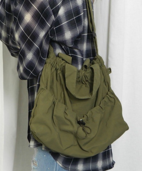 GORGE(ゴージ)の「《ナイロン×巾着風シルエット》レディース 2WAYショルダーバッグ 軽量 通勤・デイリー◎(ショルダーバッグ・レディース・ブラック/カーキ・F)」の3枚目の写真