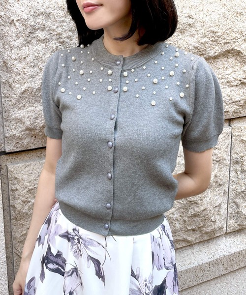 Julia Boutique（ジュリアブティック）の「パールデコ パフスリーブニットカーディガン（カーディガン/ボレロ・レディース・グレー/オフホワイト/ブラック/ピンク・ONE）」の3枚目の写真