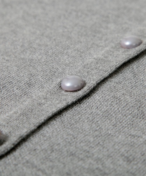 Julia Boutique（ジュリアブティック）の「パールデコ パフスリーブニットカーディガン（カーディガン/ボレロ・レディース・グレー/オフホワイト/ブラック/ピンク・ONE）」の17枚目の写真