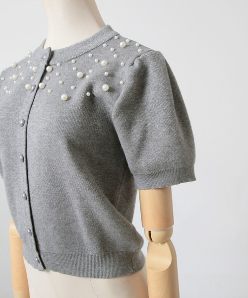 Julia Boutique（ジュリアブティック）の「パールデコ パフスリーブニットカーディガン（カーディガン/ボレロ・レディース・グレー/オフホワイト/ブラック/ピンク・ONE）」の18枚目の写真