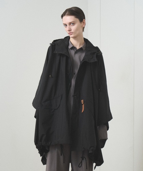 TROVE(トローヴ)の「PONCHO HOODED COAT(ポンチョ・メンズ・ブラック系その他/ブラック系その他2/グレイッシュベージュ/カーキ/チャコール/アッシュグレー・1/3)」の3枚目の写真