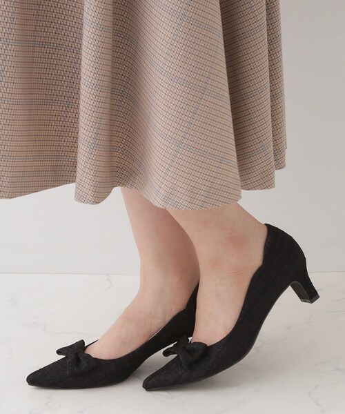 couture brooch（クチュールブローチ）の「サイドカットリボンパンプス（パンプス・レディース・ナチュラル/ブラック・30/35/45）」の2枚目の写真