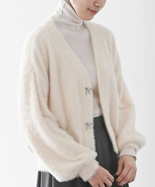 rps(アールピーエス)の「リボンボタンフェザーVネックカーディガン(カーディガン/ボレロ・レディース・アイボリー/ライトグレー/ピンク/パープル・フリー)」の1枚目の写真