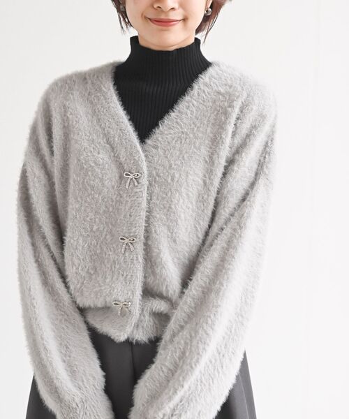 rps(アールピーエス)の「リボンボタンフェザーVネックカーディガン(カーディガン/ボレロ・レディース・アイボリー/ライトグレー/ピンク/パープル・フリー)」の2枚目の写真