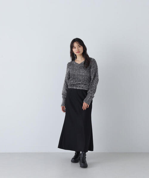 NATURAL BEAUTY BASIC(ナチュラルビューティーベーシック)の「◇【美人百花掲載】バイアスサテンナロースカート(スカート・レディース・ベージュ/チャコールグレー/ブラック・MEDIUM/SMALL)」の2枚目の写真