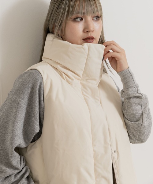 THE GOODLAND MARKET（ザグッドランドマーケット）の「KWD　STAND COLLAR DOWN VEST（ダウンベスト・レディース・アイボリー/ブラック・ONE）」の3枚目の写真