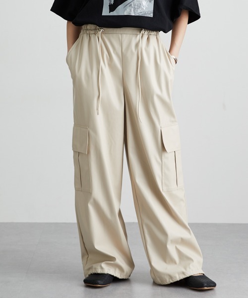 Soiunique（スワユニーク）の「フェイクレザーゆったりサイズカーゴパンツ ［Soiunique］（その他パンツ・レディース・ブラック/ベージュ・L/M/LL）」の2枚目の写真