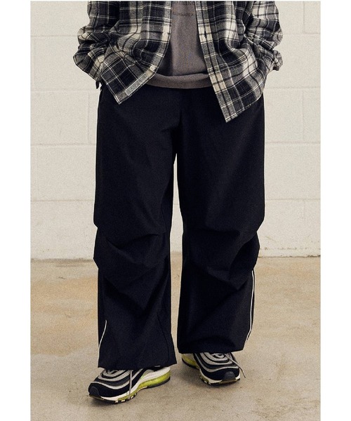 ALAND（エーランド）の「【UNISEX】Filluminate／ツータックナイロンパンツ（その他パンツ・レディース・ブラック/チャコール・MEDIUM/SMALL）」の2枚目の写真