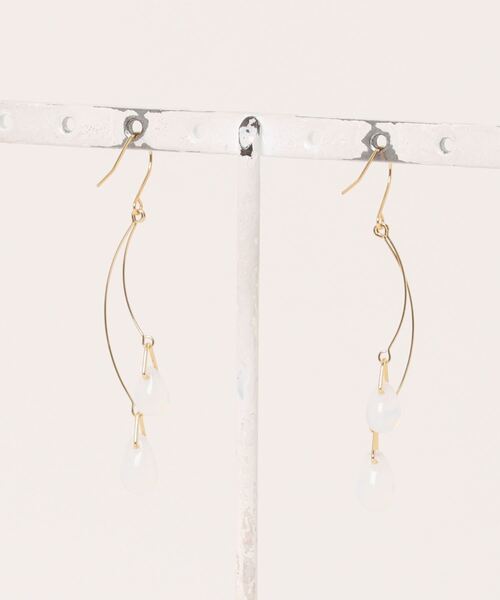 VIBGYOR（ヴィブジョー）の「【cheri】【金属アレルギー対応】チェコビーズシンプルスタッドピアス/白(MA)（ピアス（両耳用）・レディース・ホワイト・FREE）」の2枚目の写真