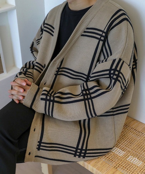 NOWLE（ノウル）の「【NOWLE】Vネック チェック柄 ニット カーディガン（カーディガン/ボレロ・メンズ・ベージュ/マスタード/ブラック・MEDIUM/LARGE/X-LARGE）」の8枚目の写真