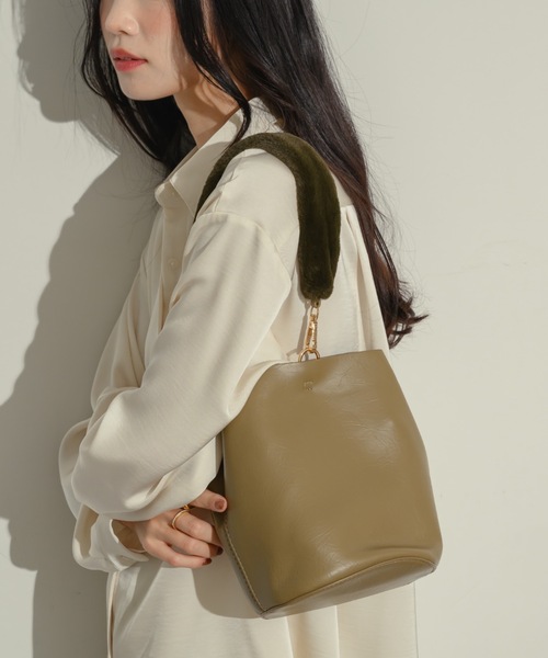NEUNA(ヌナ)の「【ポーチ付き!】ファーショルダーバケットバッグ(ショルダーバッグ・レディース・ブラウン/カーキ/ブラック・FREE)」の3枚目の写真