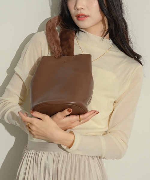 NEUNA(ヌナ)の「【ポーチ付き!】ファーショルダーバケットバッグ(ショルダーバッグ・レディース・ブラウン/カーキ/ブラック・FREE)」の21枚目の写真