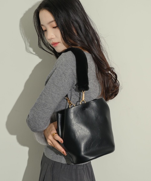 NEUNA(ヌナ)の「【ポーチ付き!】ファーショルダーバケットバッグ(ショルダーバッグ・レディース・ブラウン/カーキ/ブラック・FREE)」の11枚目の写真
